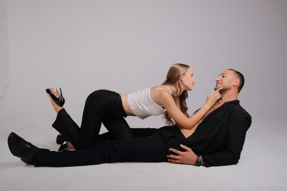 Заказать фотосессию Love Story для пары в студии от сети фотостудий Fashion Box в Санкт-Петербурге – фото № 1