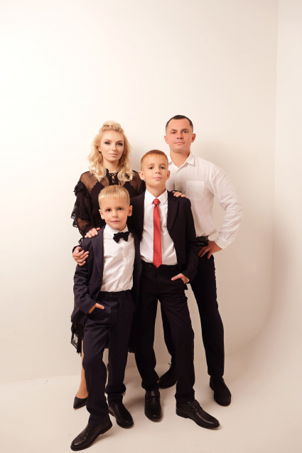 Семейная фотосессия в студии по выгодной цене от сети фотостудий Fashion Box в Санкт-Петербурге – фото № 8