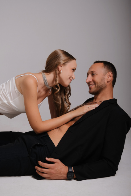 Заказать фотосессию Love Story для пары в студии от сети фотостудий Fashion Box в Санкт-Петербурге – фото № 14