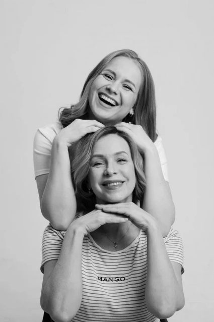 Фотосессия для двух подруг - заказать фотосъемку от сети фотостудии Fashion Box в Санкт-Петербурге – фото № 3