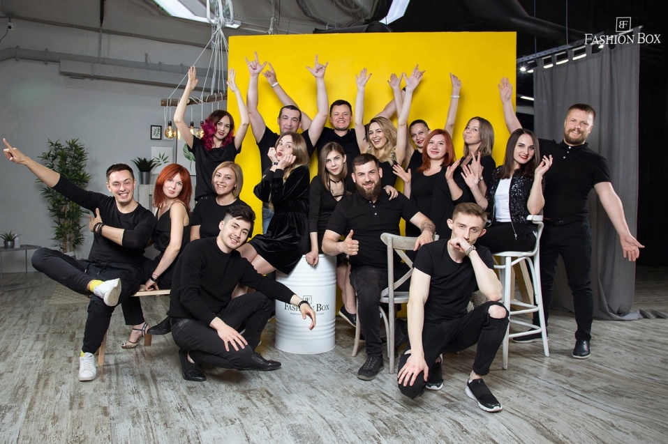Корпоративная фотосессия команды коллег от федеральной сети фотостудий Fashion Box в Санкт-Петербурге – фото № 1