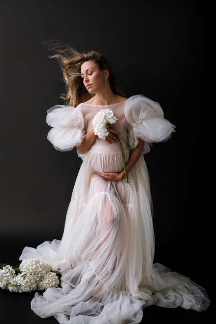 Фотосессия для беременных «В ожидании чуда» - заказать профессиональную фотосъемку от сети фотостудий Fashion Box в Санкт-Петербурге – фото № 2