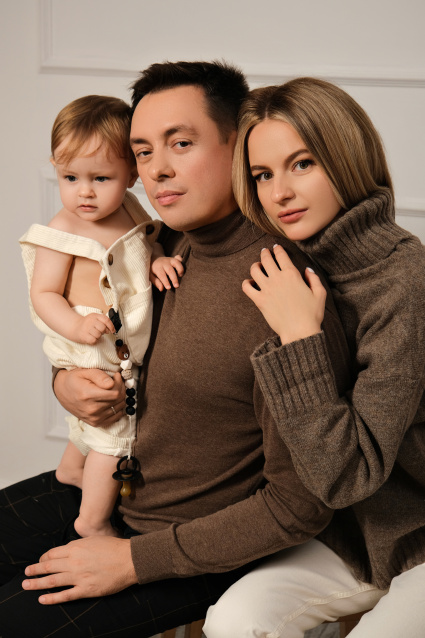 Семейная фотосессия в студии по выгодной цене от сети фотостудий Fashion Box в Санкт-Петербурге – фото № 50