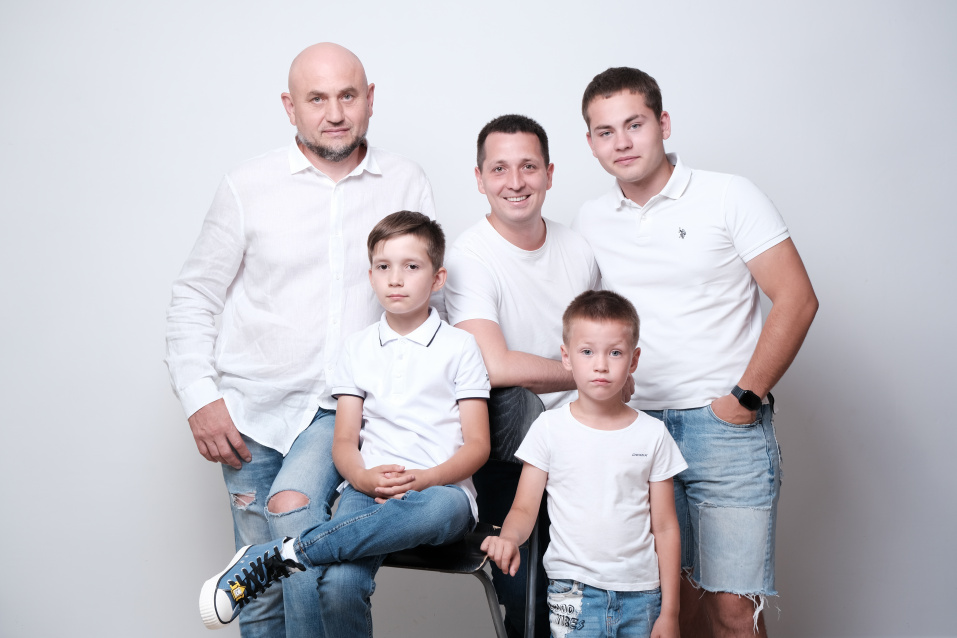 Семейная фотосессия в студии по выгодной цене от сети фотостудий Fashion Box в Санкт-Петербурге – фото № 33