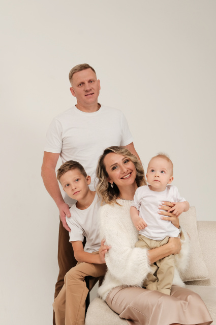 Семейная фотосессия в студии по выгодной цене от сети фотостудий Fashion Box в Санкт-Петербурге – фото № 2