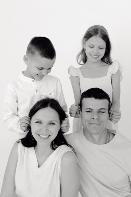 Семейная фотосессия в студии по выгодной цене от сети фотостудий Fashion Box в Санкт-Петербурге – фото № 8