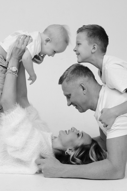 Семейная фотосессия в студии по выгодной цене от сети фотостудий Fashion Box в Санкт-Петербурге – фото № 7