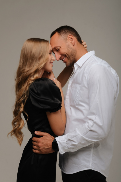 Заказать фотосессию Love Story для пары в студии от сети фотостудий Fashion Box в Санкт-Петербурге – фото № 15