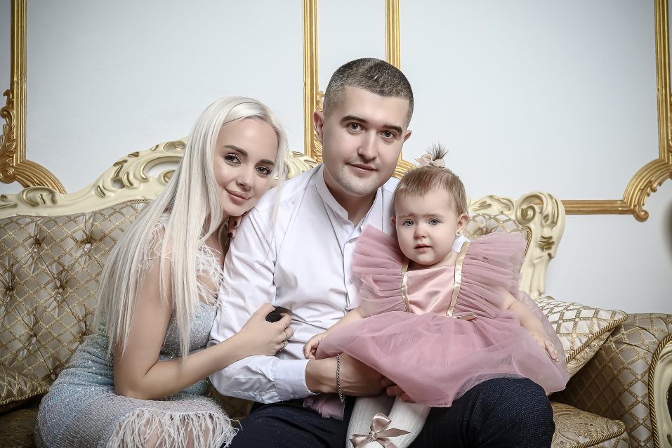 Семейная фотосессия в студии по выгодной цене от сети фотостудий Fashion Box в Санкт-Петербурге – фото № 28